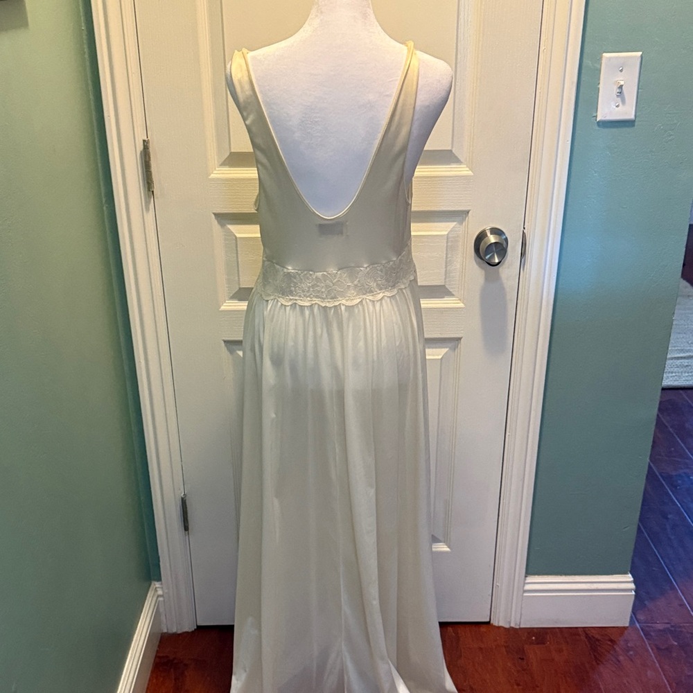 Elegant Cream Lace nightgown - Picture 2 of 4